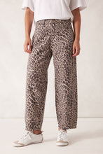 Load image into Gallery viewer, Tapered Barrel Jean Leopard
